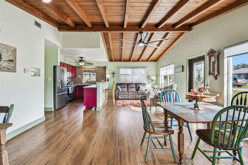 For Sale: $288,500 (2 beds, 1 baths, 1196 Square Feet)