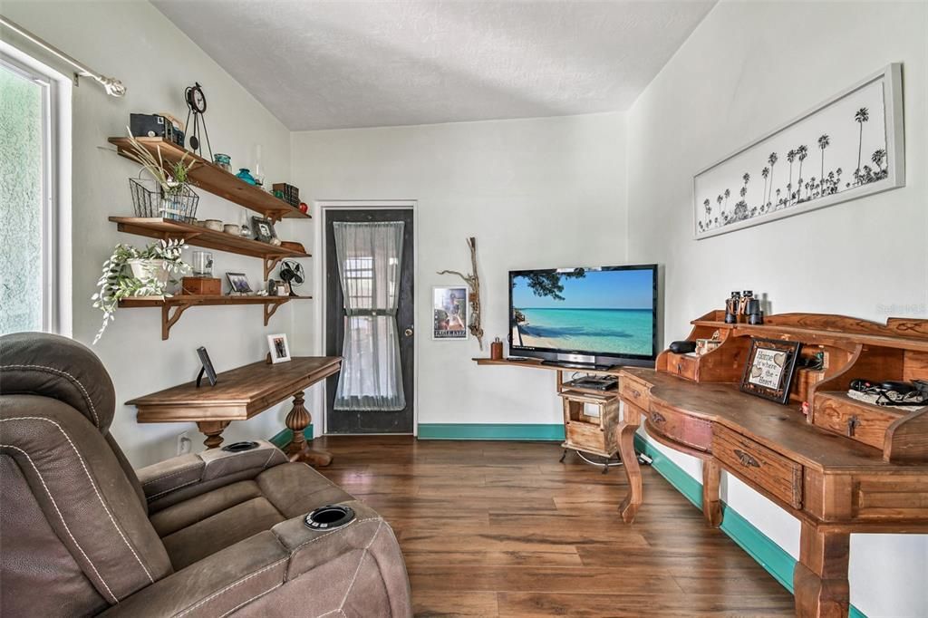 For Sale: $288,500 (2 beds, 1 baths, 1196 Square Feet)