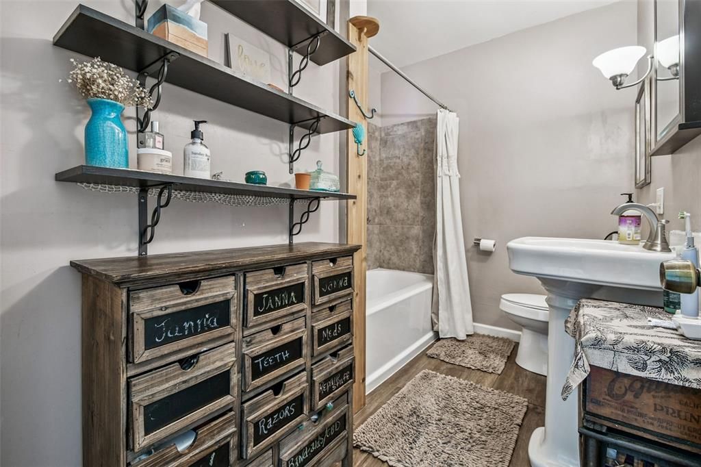 For Sale: $288,500 (2 beds, 1 baths, 1196 Square Feet)