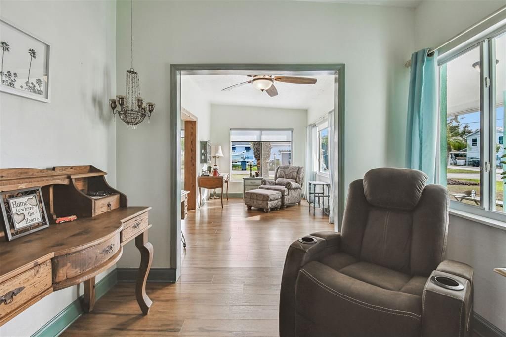 For Sale: $288,500 (2 beds, 1 baths, 1196 Square Feet)