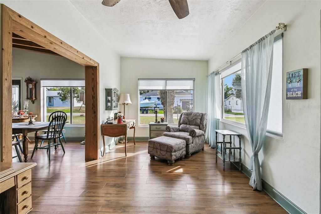 For Sale: $288,500 (2 beds, 1 baths, 1196 Square Feet)