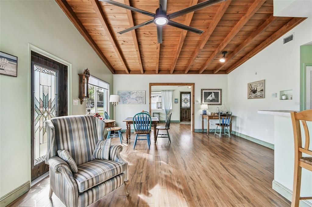 For Sale: $288,500 (2 beds, 1 baths, 1196 Square Feet)