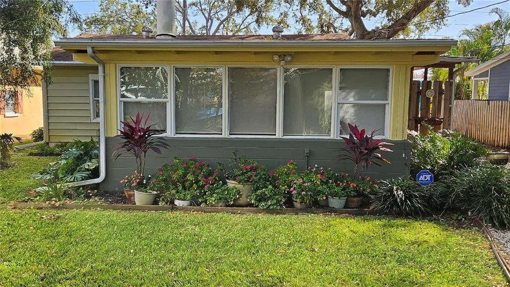 For Sale: $499,000 (3 beds, 1 baths, 1163 Square Feet)