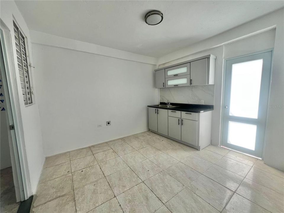 En Venta: $215,000 (4 camas, 2 baños, 1400 Pies cuadrados)