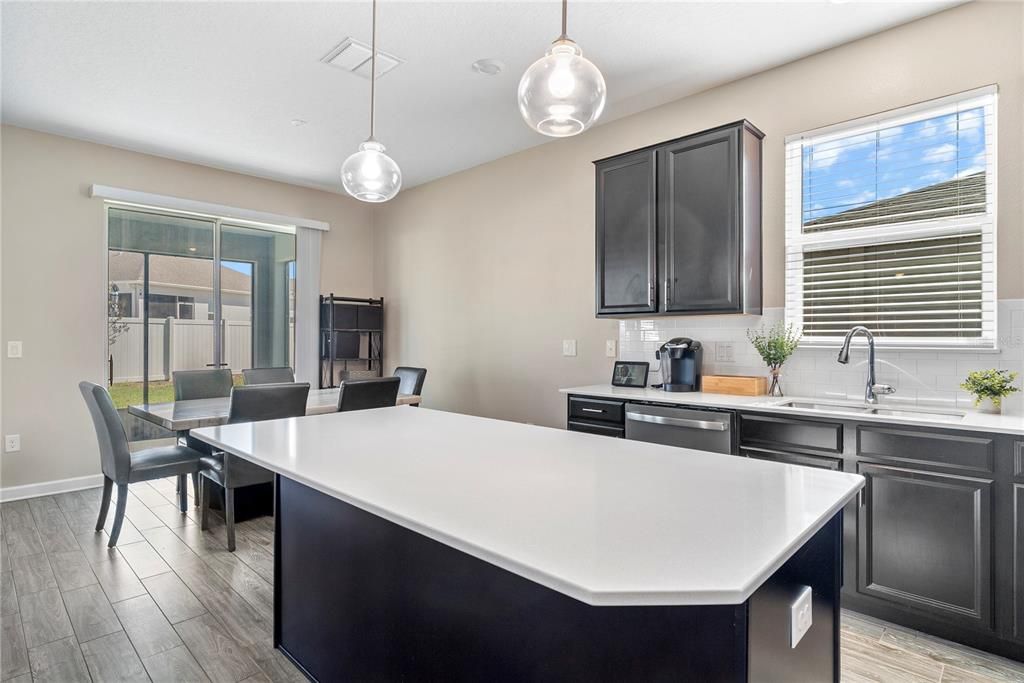 待售: $345,000 (4 贝兹, 2 浴室, 1888 平方英尺)