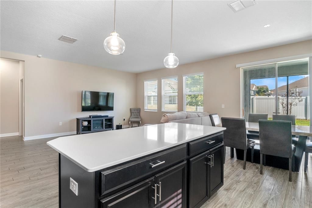 待售: $345,000 (4 贝兹, 2 浴室, 1888 平方英尺)