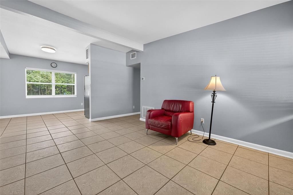 合同活跃: $350,000 (3 贝兹, 1 浴室, 1164 平方英尺)