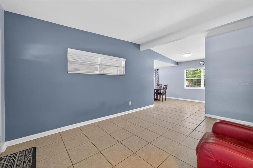 合同活跃: $350,000 (3 贝兹, 1 浴室, 1164 平方英尺)