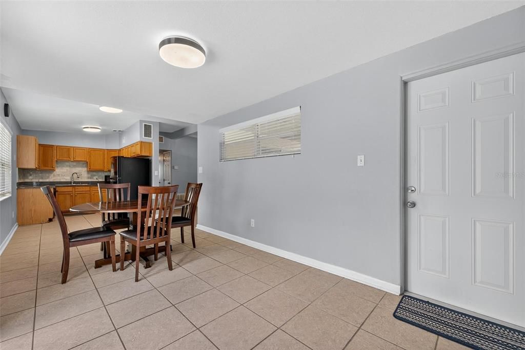 合同活跃: $350,000 (3 贝兹, 1 浴室, 1164 平方英尺)