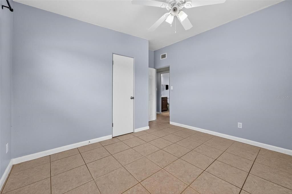 合同活跃: $350,000 (3 贝兹, 1 浴室, 1164 平方英尺)