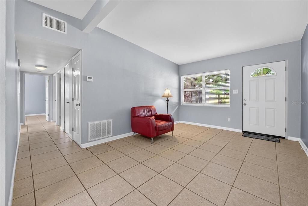 合同活跃: $350,000 (3 贝兹, 1 浴室, 1164 平方英尺)