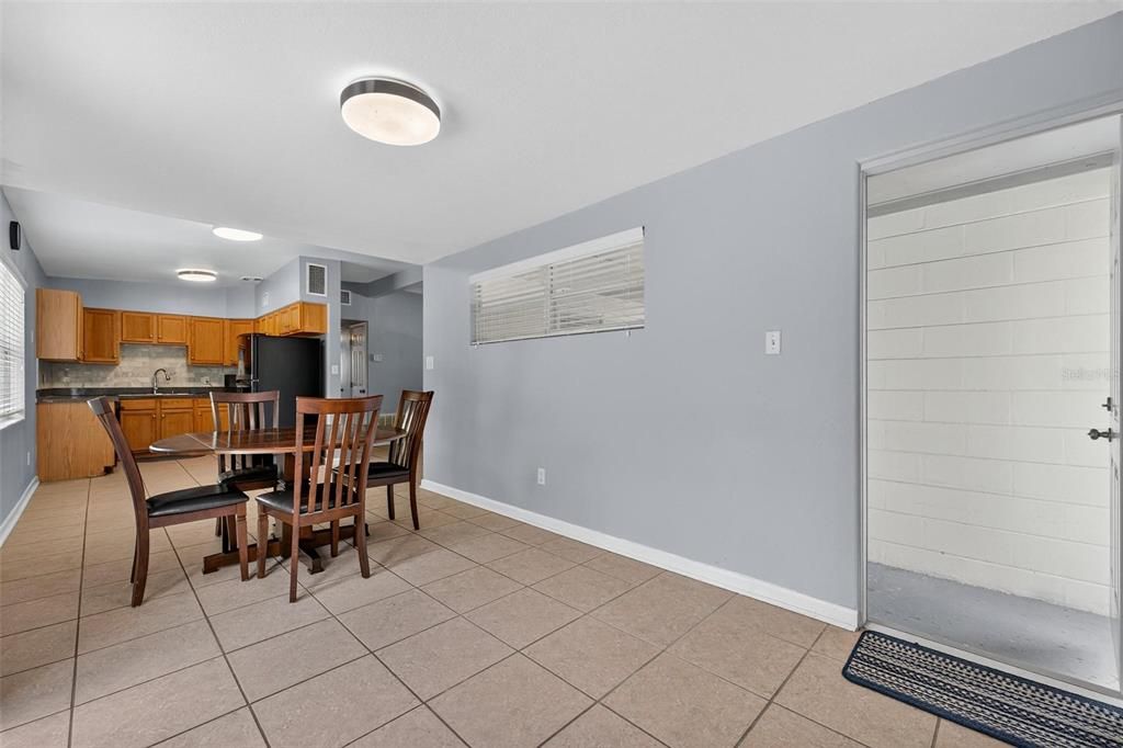 合同活跃: $350,000 (3 贝兹, 1 浴室, 1164 平方英尺)