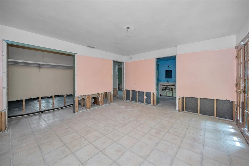 For Sale: $250,000 (4 beds, 2 baths, 2420 Square Feet)