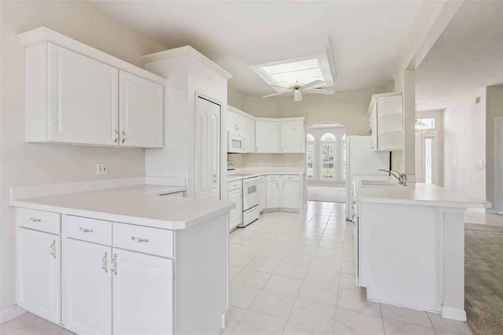 Под контрактом: $329,000 (3 спален, 2 ванн, 1834 Квадратных фут)