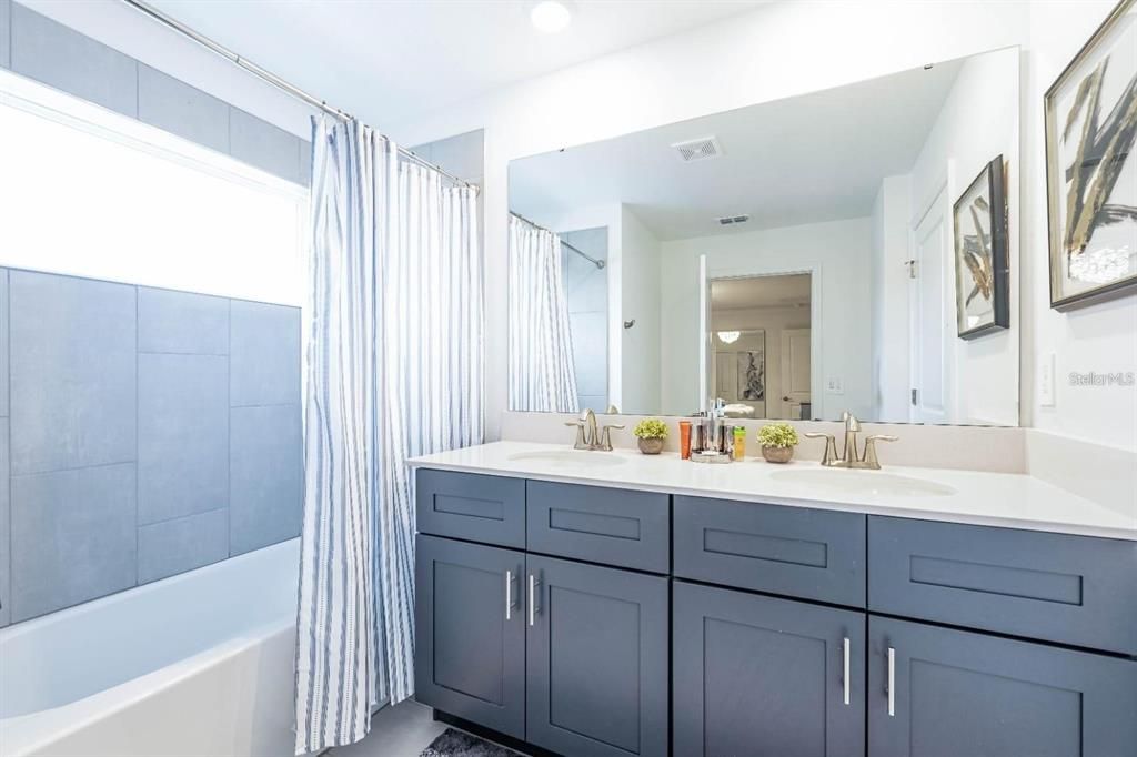 出租: $3,200 (4 贝兹, 3 浴室, 1902 平方英尺)