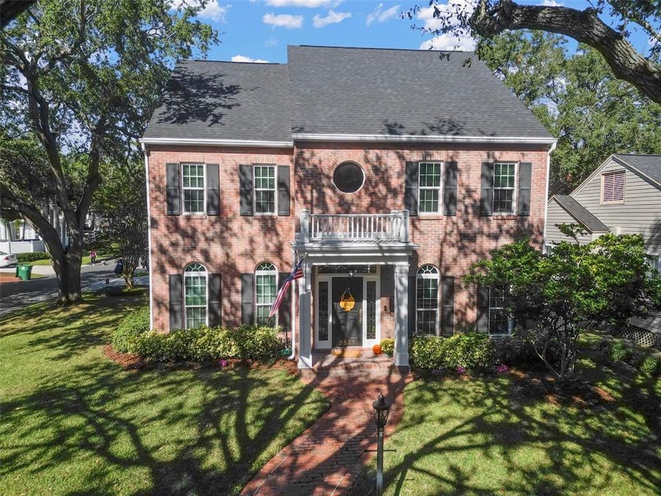 合同活跃: $1,700,000 (3 贝兹, 3 浴室, 2454 平方英尺)