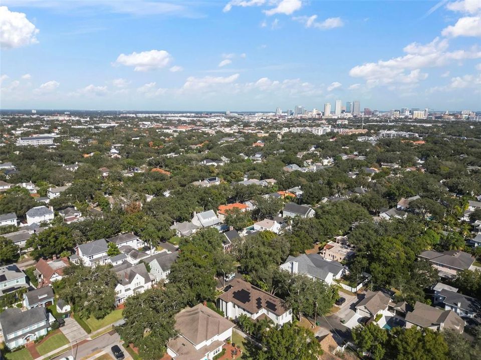 合同活跃: $1,700,000 (3 贝兹, 3 浴室, 2454 平方英尺)