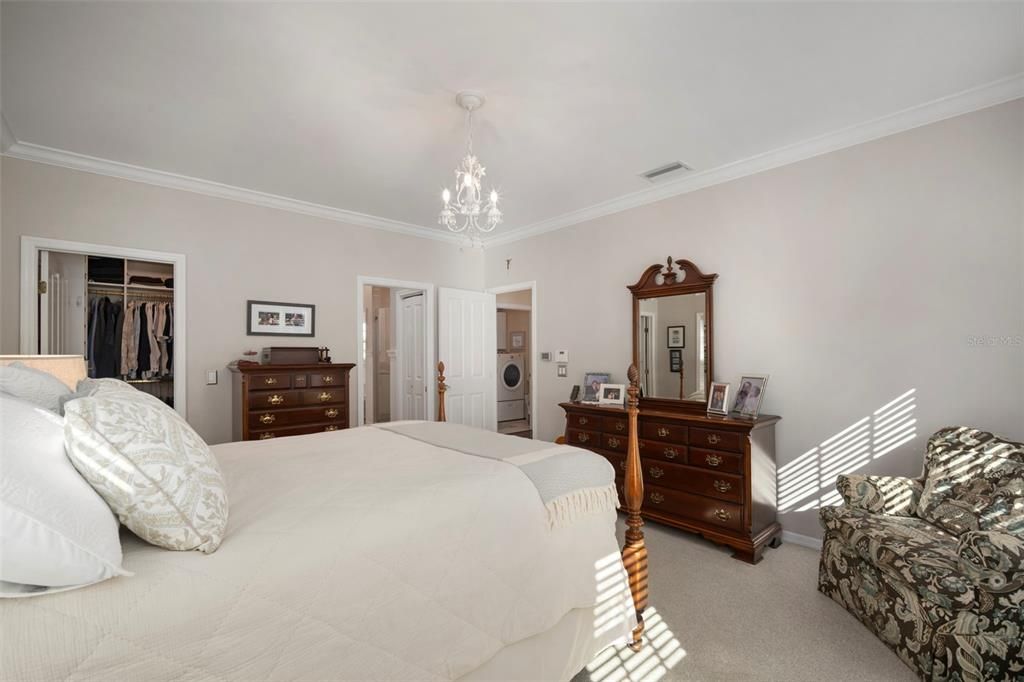 合同活跃: $1,700,000 (3 贝兹, 3 浴室, 2454 平方英尺)