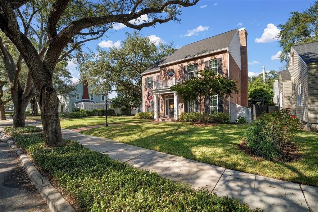 合同活跃: $1,700,000 (3 贝兹, 3 浴室, 2454 平方英尺)