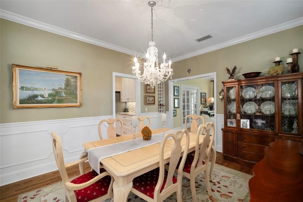 合同活跃: $1,700,000 (3 贝兹, 3 浴室, 2454 平方英尺)