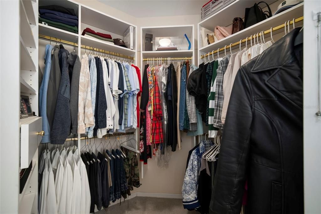 合同活跃: $1,700,000 (3 贝兹, 3 浴室, 2454 平方英尺)