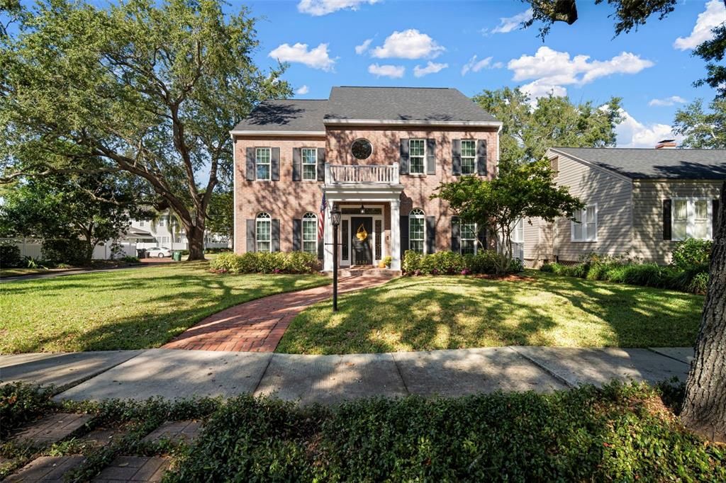 合同活跃: $1,700,000 (3 贝兹, 3 浴室, 2454 平方英尺)