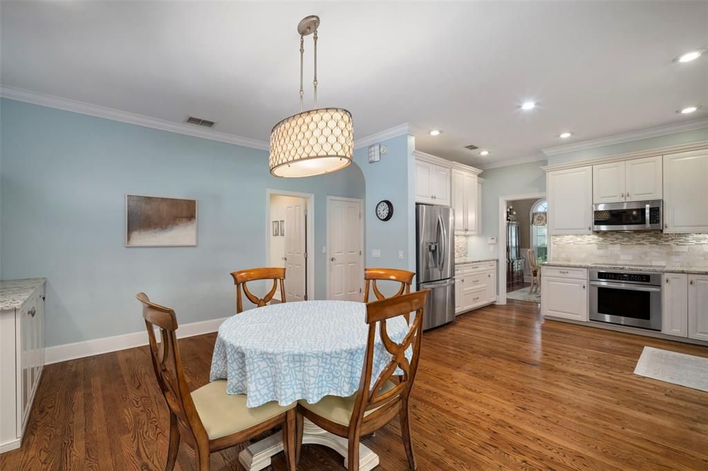 合同活跃: $1,700,000 (3 贝兹, 3 浴室, 2454 平方英尺)