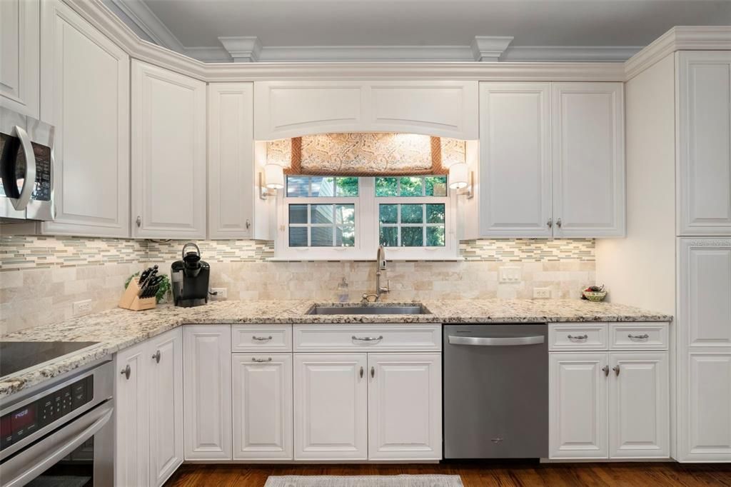 合同活跃: $1,700,000 (3 贝兹, 3 浴室, 2454 平方英尺)