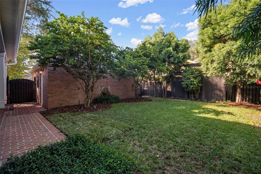 合同活跃: $1,700,000 (3 贝兹, 3 浴室, 2454 平方英尺)