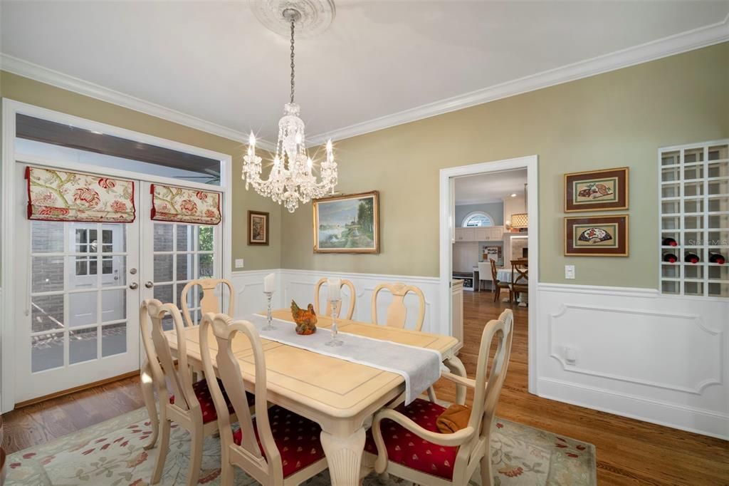 合同活跃: $1,700,000 (3 贝兹, 3 浴室, 2454 平方英尺)