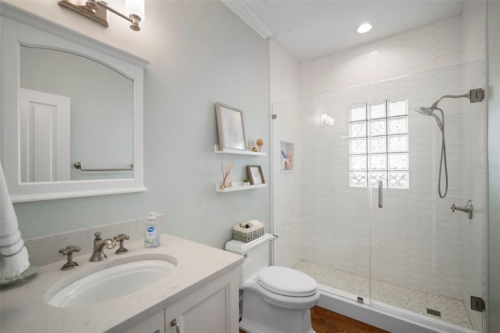 合同活跃: $1,700,000 (3 贝兹, 3 浴室, 2454 平方英尺)