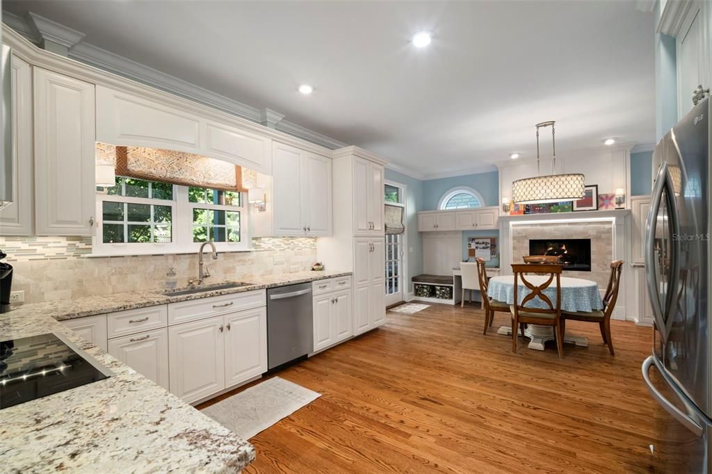 合同活跃: $1,700,000 (3 贝兹, 3 浴室, 2454 平方英尺)