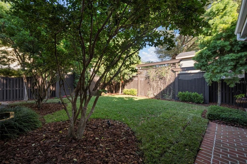 合同活跃: $1,700,000 (3 贝兹, 3 浴室, 2454 平方英尺)