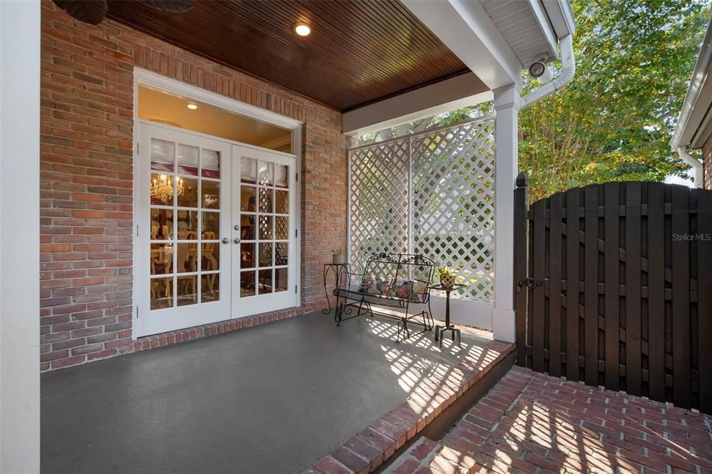 合同活跃: $1,700,000 (3 贝兹, 3 浴室, 2454 平方英尺)