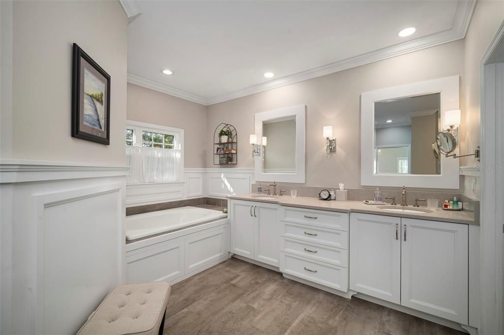 合同活跃: $1,700,000 (3 贝兹, 3 浴室, 2454 平方英尺)