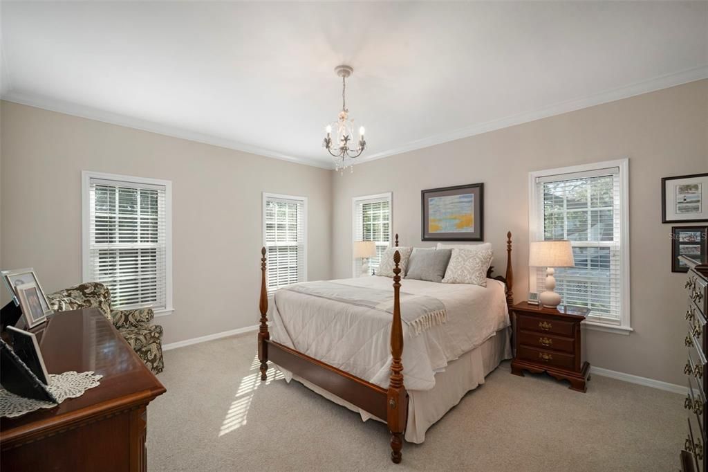 合同活跃: $1,700,000 (3 贝兹, 3 浴室, 2454 平方英尺)