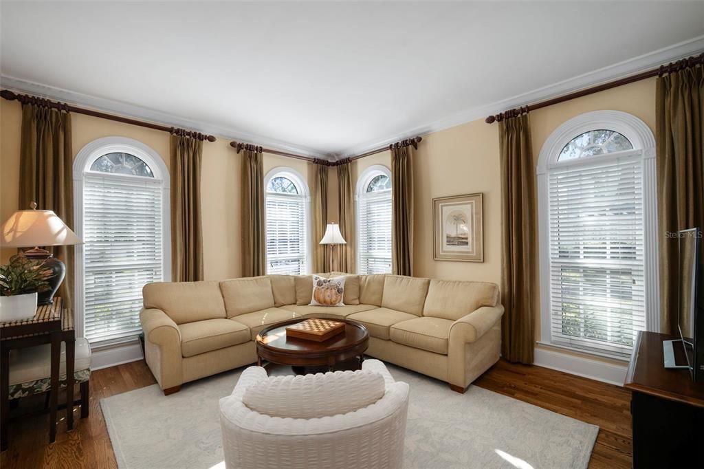 合同活跃: $1,700,000 (3 贝兹, 3 浴室, 2454 平方英尺)