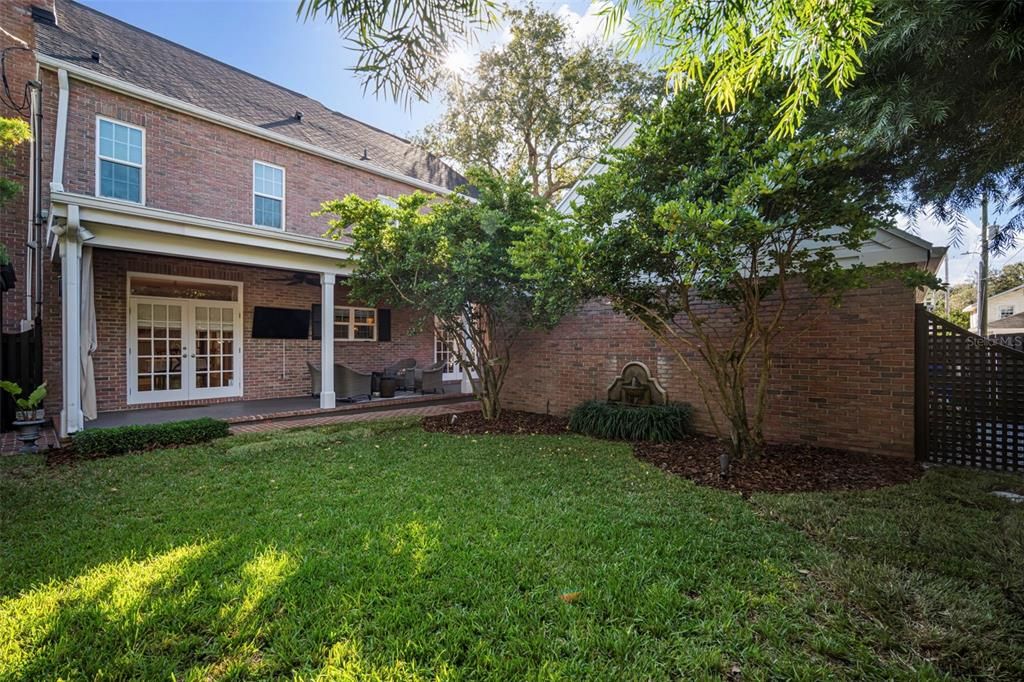 合同活跃: $1,700,000 (3 贝兹, 3 浴室, 2454 平方英尺)