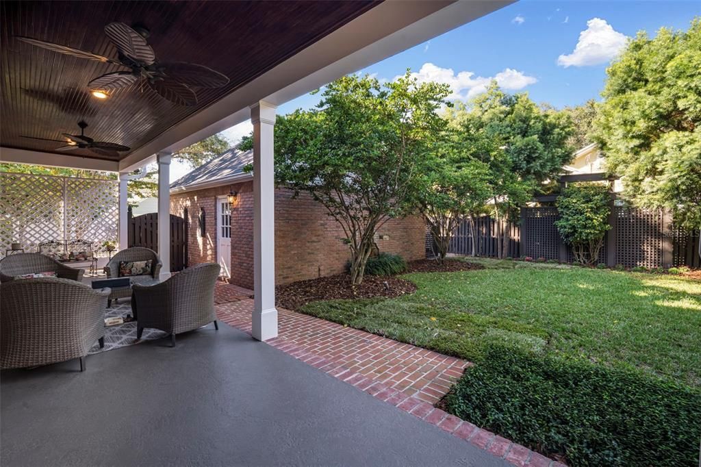 合同活跃: $1,700,000 (3 贝兹, 3 浴室, 2454 平方英尺)