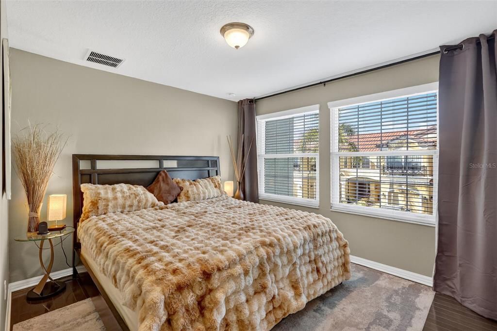 For Rent: $2,900 (3 beds, 2 baths, 2221 Square Feet)