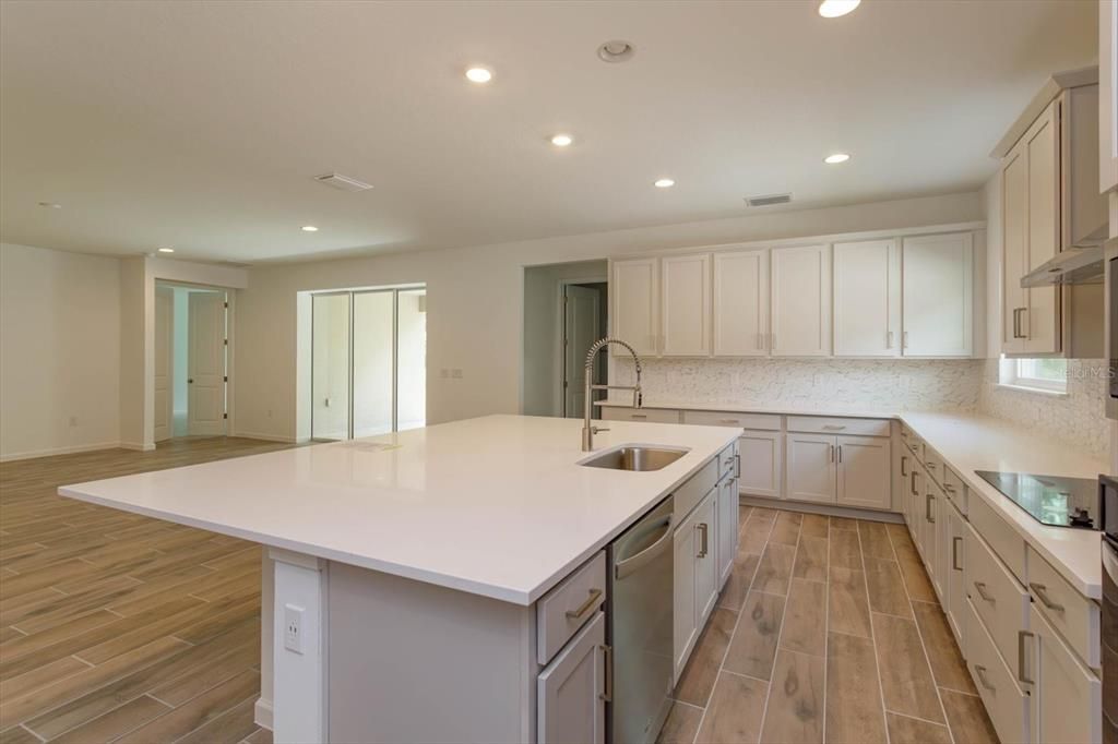 Active With Contract: $902,382 (4 beds, 4 baths, 2945 Square Feet)