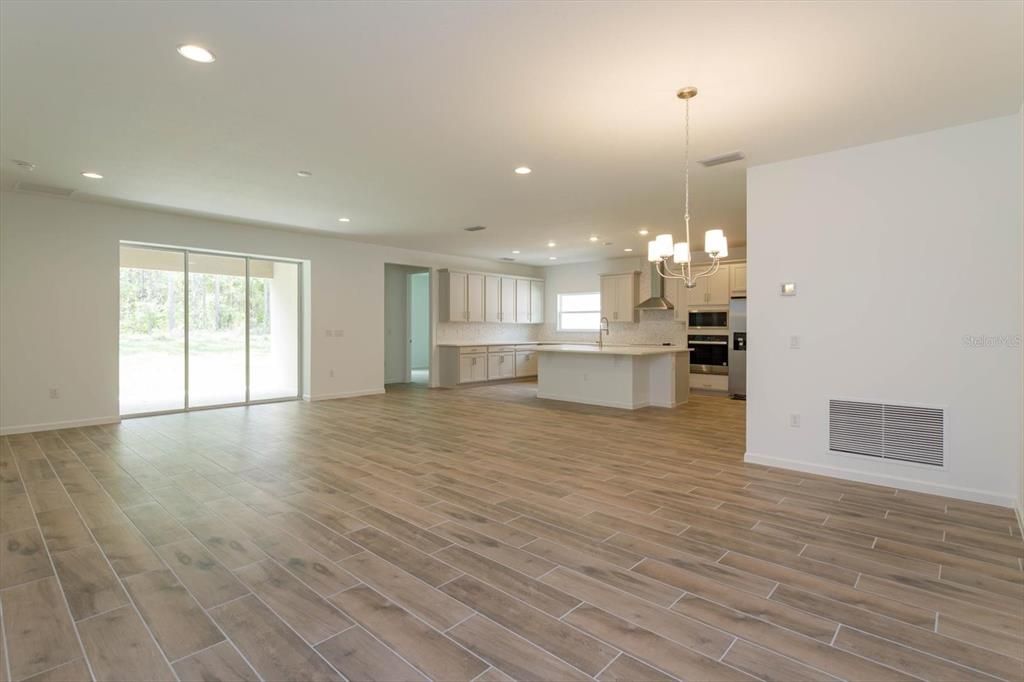 Active With Contract: $902,382 (4 beds, 4 baths, 2945 Square Feet)