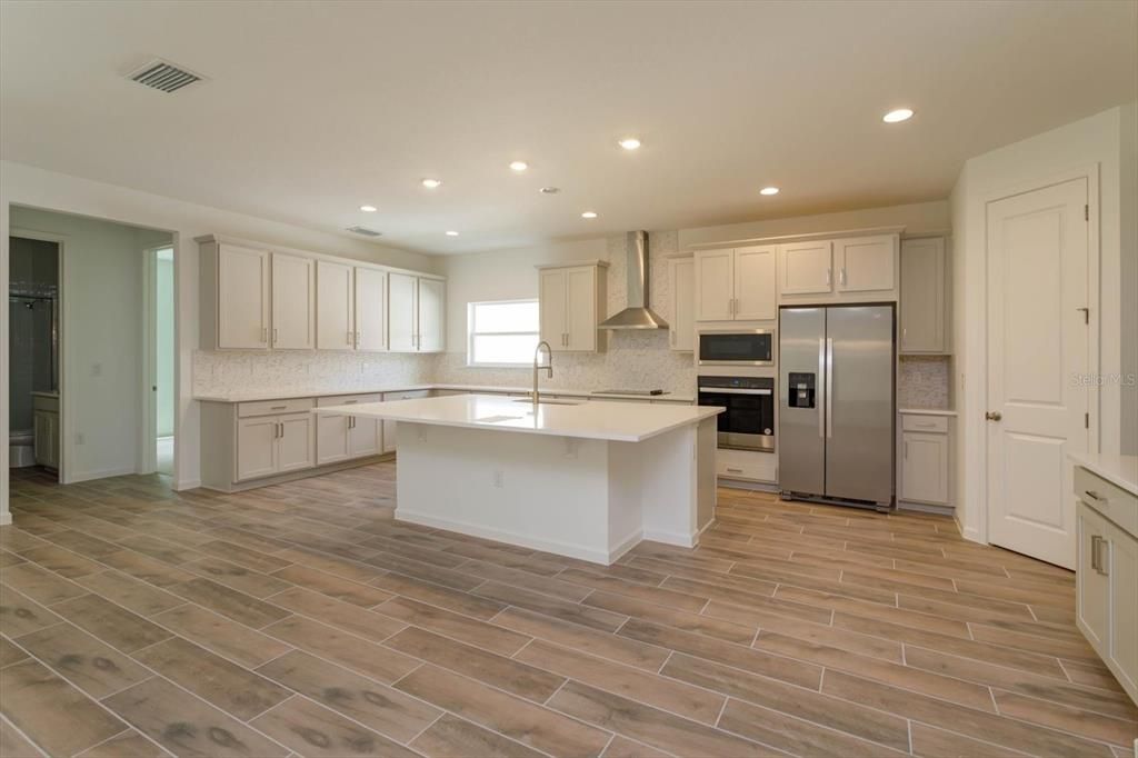 Active With Contract: $902,382 (4 beds, 4 baths, 2945 Square Feet)