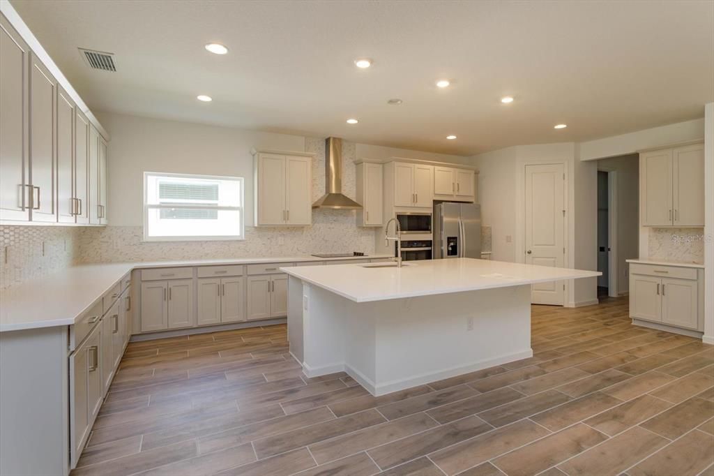 Active With Contract: $902,382 (4 beds, 4 baths, 2945 Square Feet)