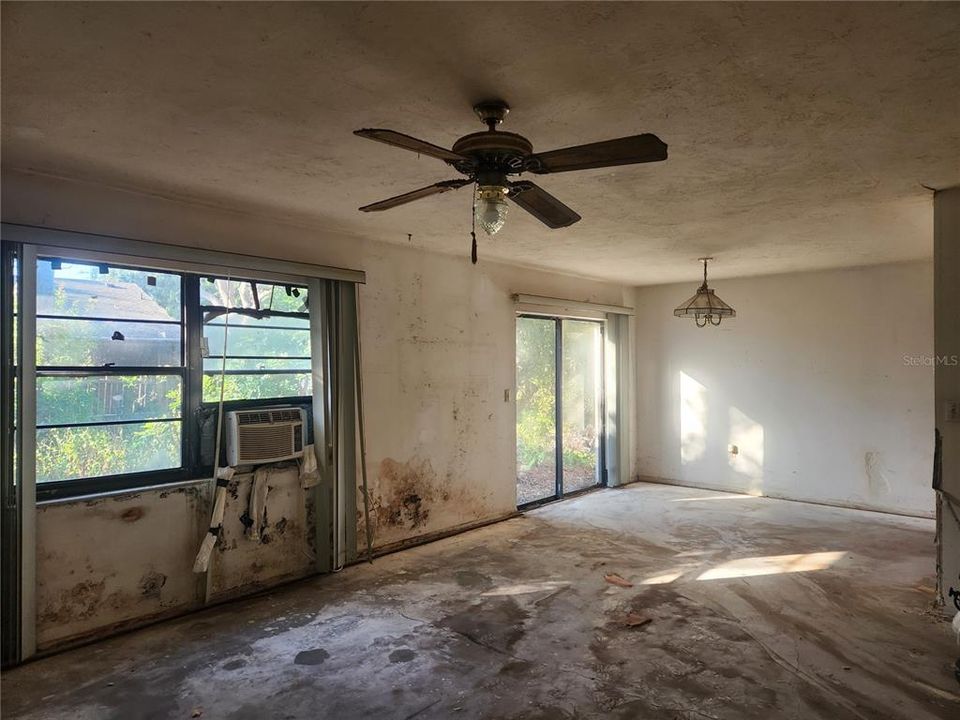 Под контрактом: $290,000 (3 спален, 2 ванн, 1376 Квадратных фут)