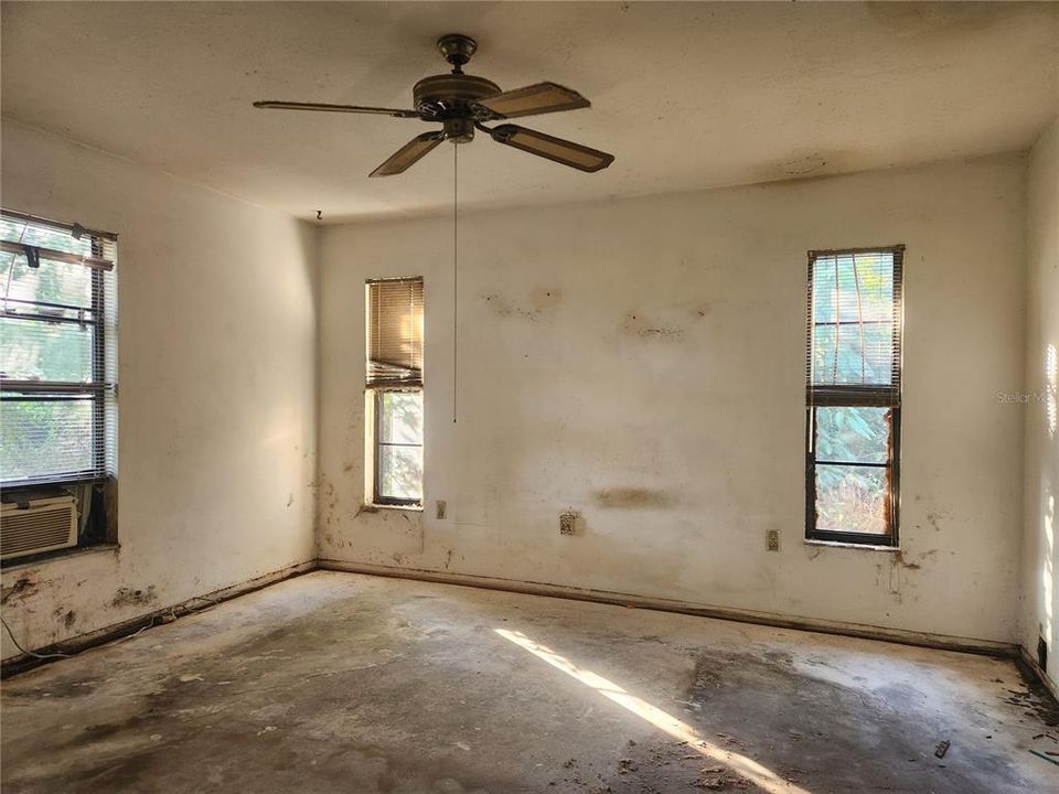 Под контрактом: $290,000 (3 спален, 2 ванн, 1376 Квадратных фут)