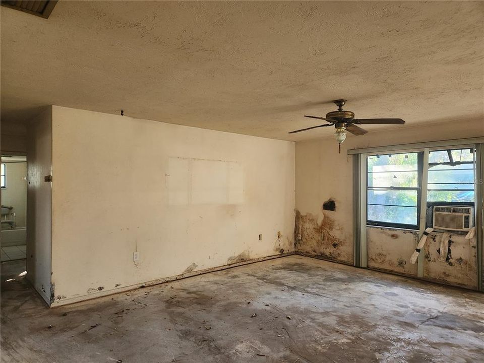 Под контрактом: $290,000 (3 спален, 2 ванн, 1376 Квадратных фут)