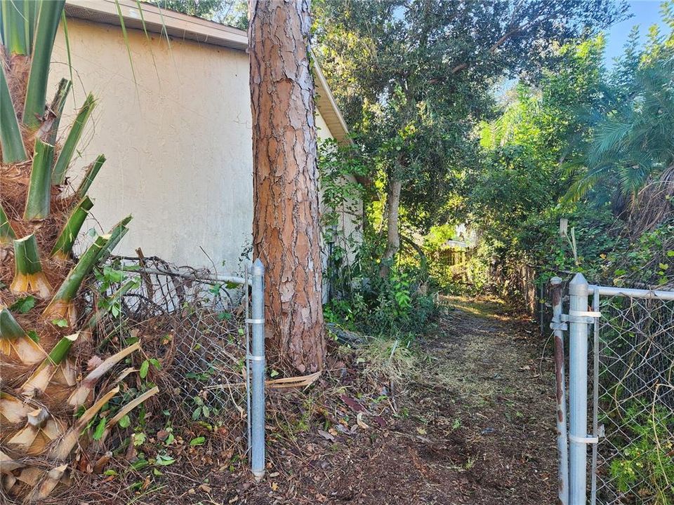 Под контрактом: $290,000 (3 спален, 2 ванн, 1376 Квадратных фут)