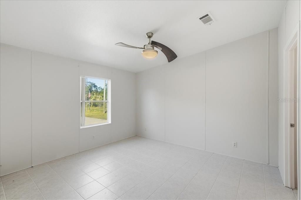 合同活跃: $300,000 (3 贝兹, 2 浴室, 1456 平方英尺)