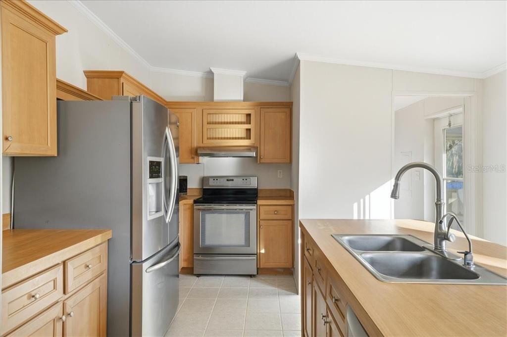 合同活跃: $300,000 (3 贝兹, 2 浴室, 1456 平方英尺)